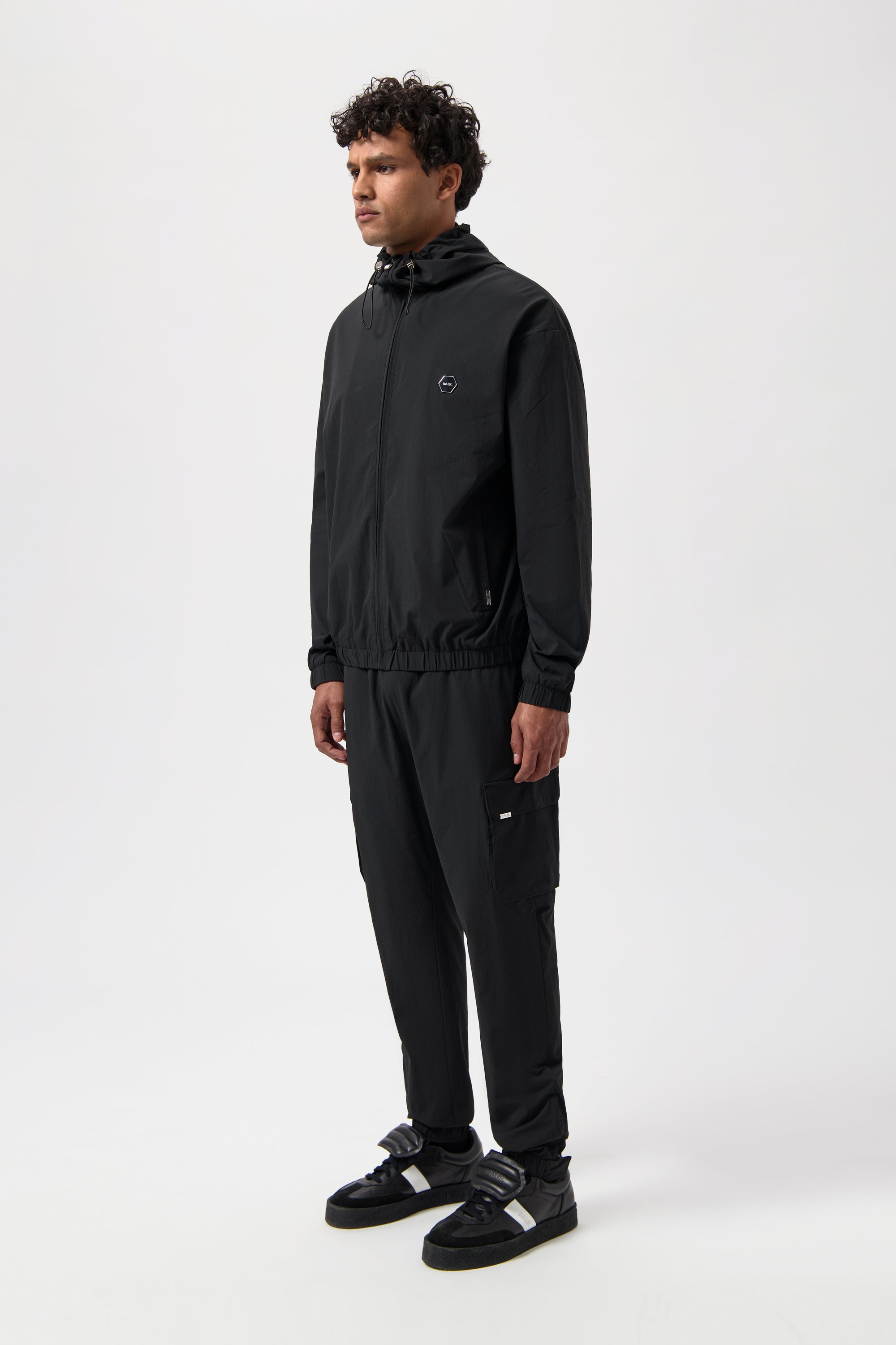 TECH WINDBREAKER-JET BLACK