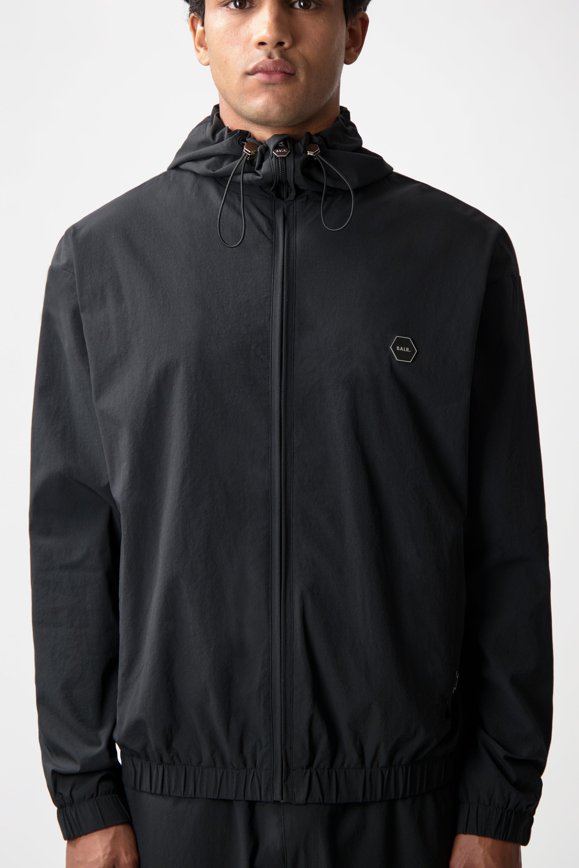 TECH WINDBREAKER-JET BLACK