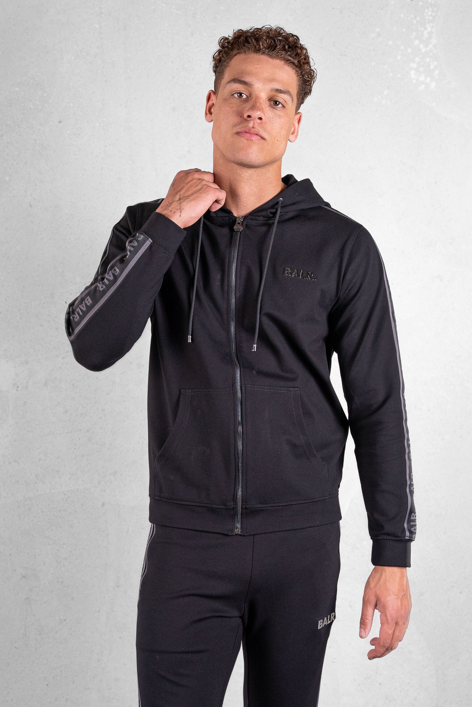 Q-TAPE ZIP THROUGH HOODIE JET BLACK