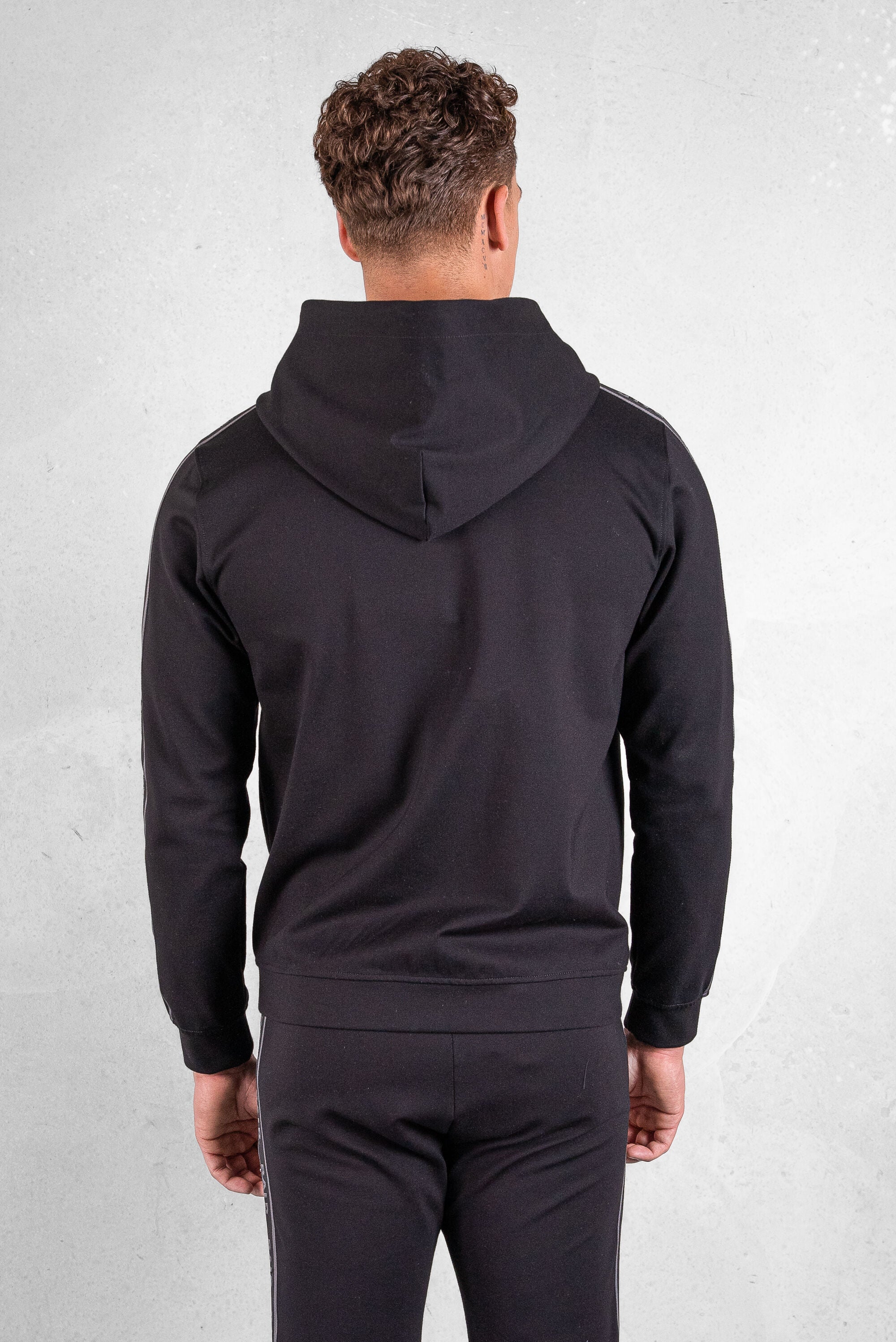 Q-TAPE ZIP THROUGH HOODIE JET BLACK